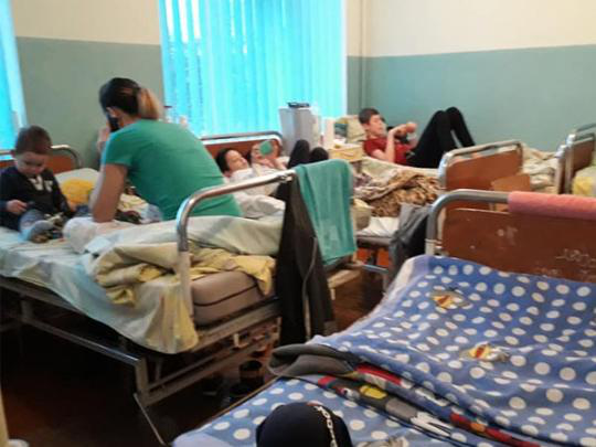 Пліснява і «древня» підлога: в мережі показали фото палат дитячої лікарні в Луцьку