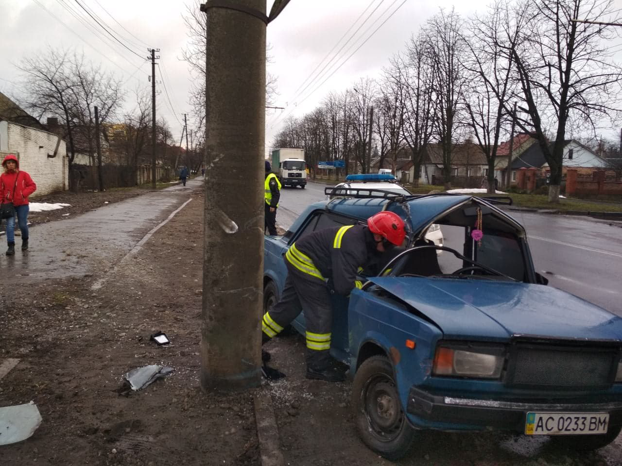 У Луцьку через аварію довелося вирізати водія з авто