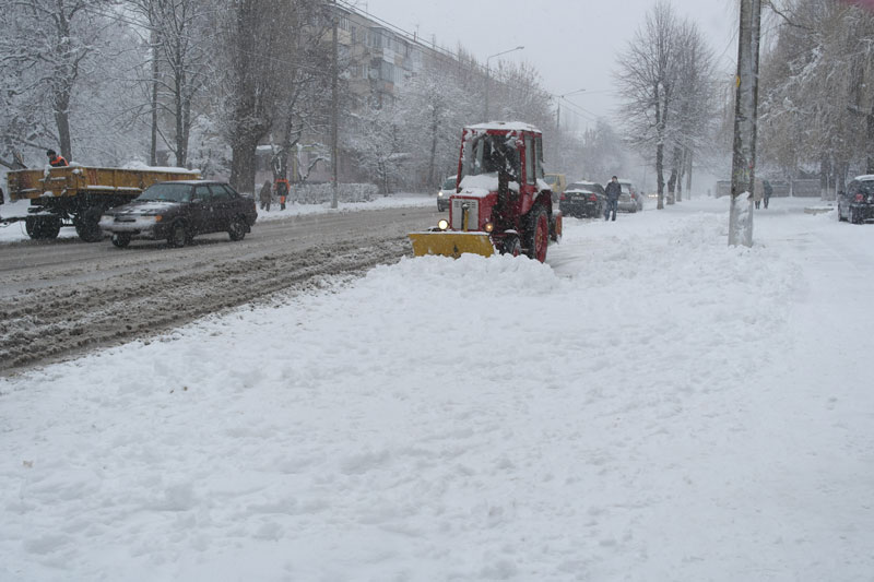 На Волині майже 70 машин чистили дороги від снігу