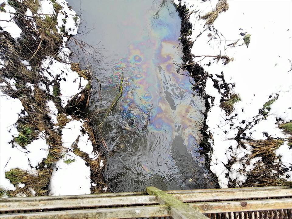 У Луцьку річку отруюють нафтопродуктами, – соцмережі (фото)