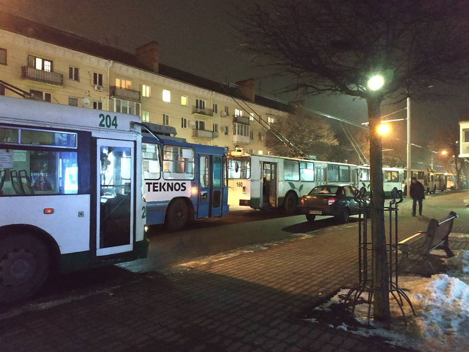 «Темна» поліклініка і «нерухомі» тролейбуси: у Луцьку не стало світла (фото)
