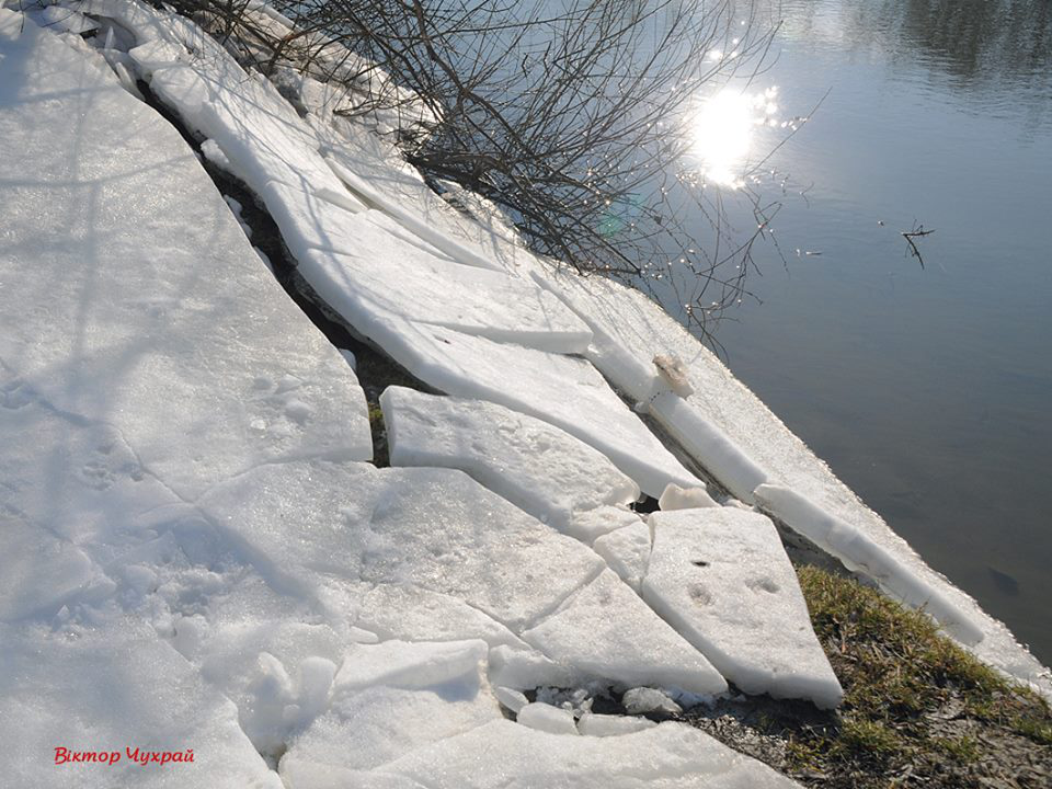 Луцький фотограф знайшов весну на зимовій річці (фото)