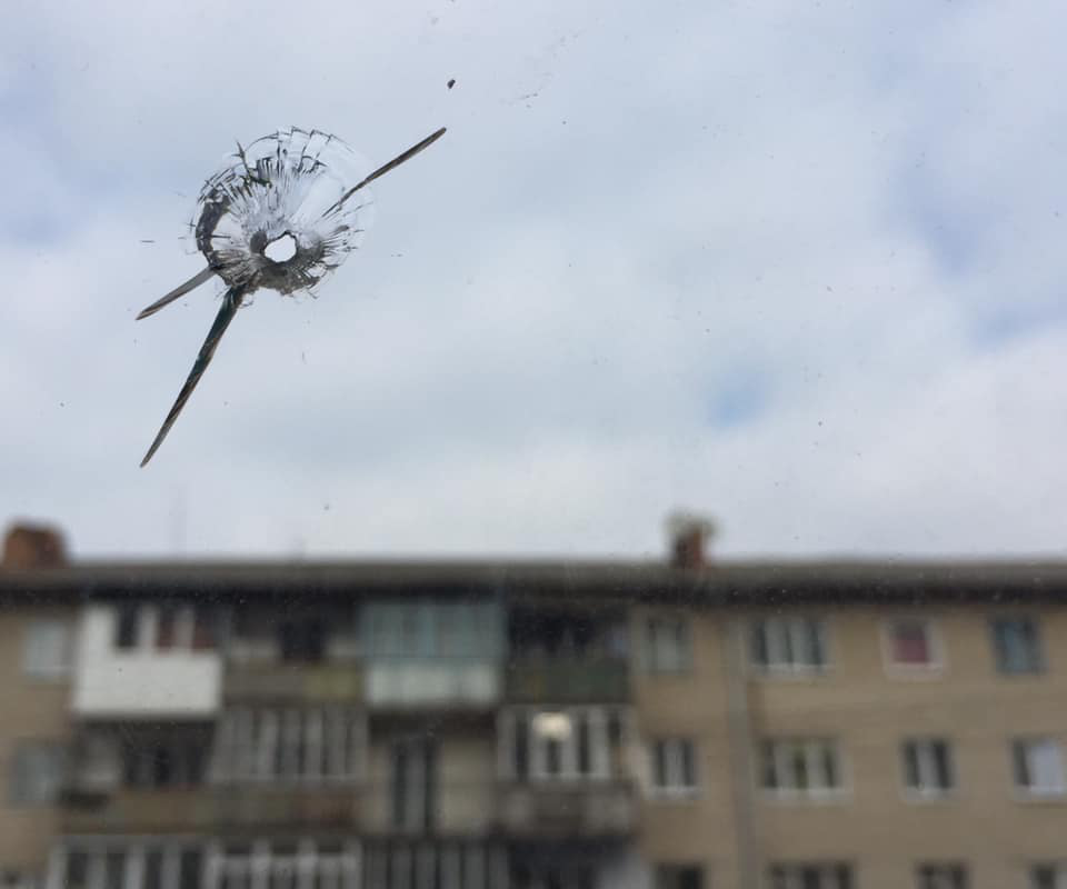 Депутату Волиньради вдома прострелили вікно (фото)