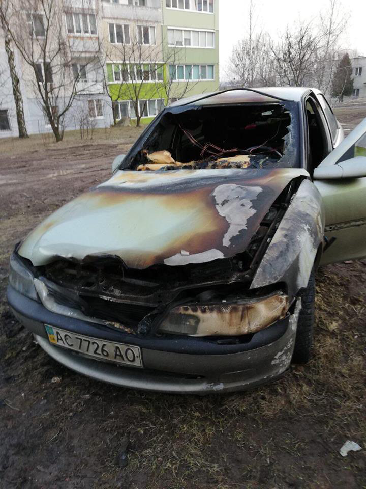 Погрожували, а тоді перейшли до дій: у Нововолинську спалили авто посадовцю