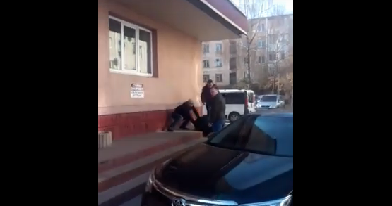 У Володимирі троє чоловіків побили одного (відео)