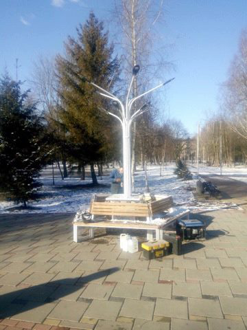 У луцькому парку відновили зламаний ліхтар (фото)