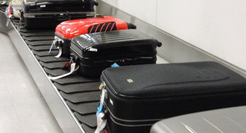 Водій переплутав валізи: лучанка просить повернути їй сумку