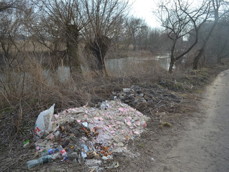 У «Старому місті» берег річки Стир забруднений сміттям (фото)