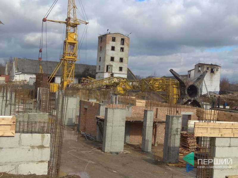 Через падіння будівельного крана у Луцьку оштрафують кранівника
