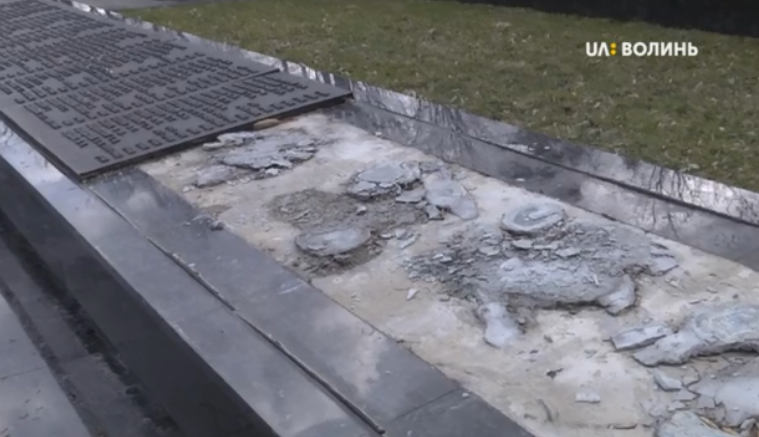 З Меморіалу Вічної Слави в Луцьку вкрали бронзові плити (відео)