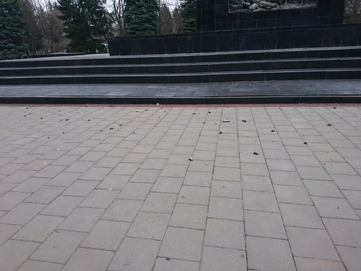 У Луцьку з обеліска на меморіалі сипляться плити (фото)