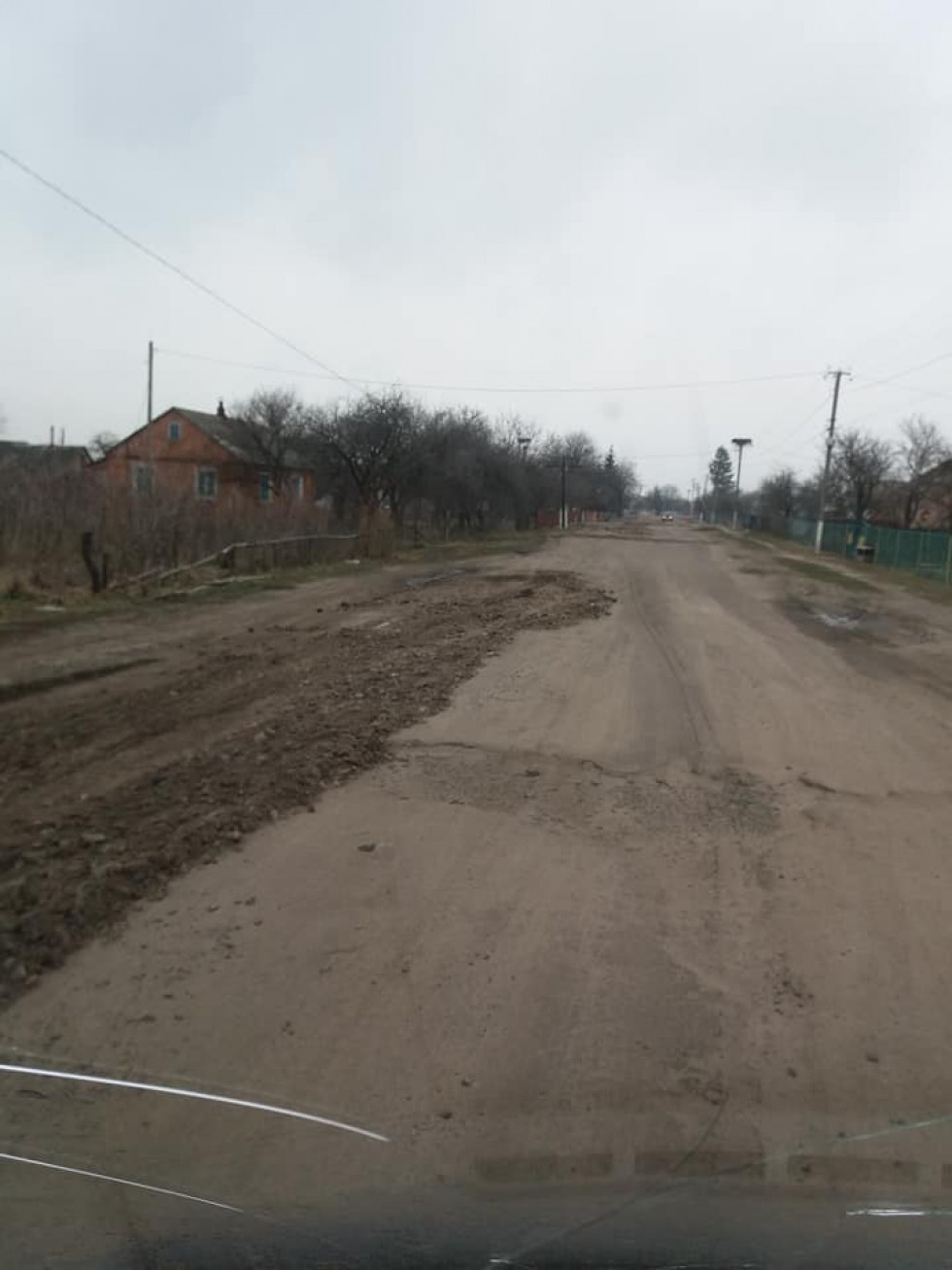 Допомоги не дочекалися: на Волині фермери самотужки ремонтують дорогу (фото)