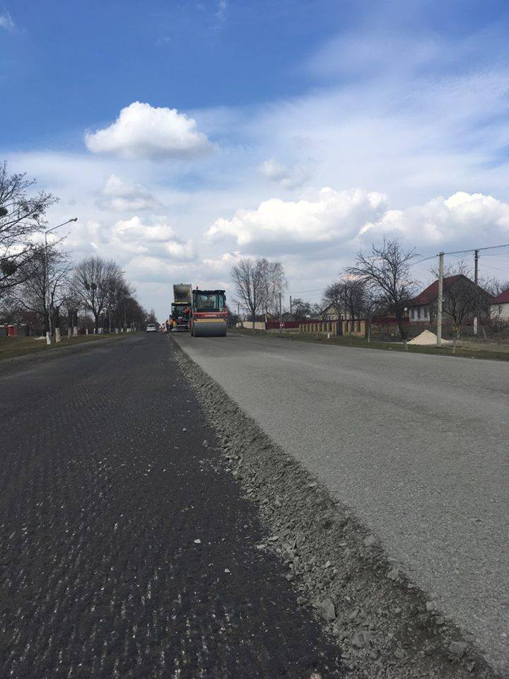 Показали, як ремонтують дорогу в Копачівці (фото)