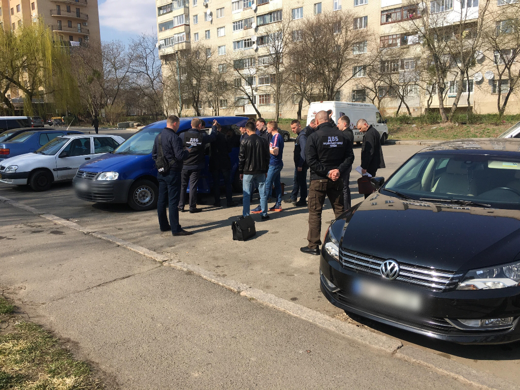 У Луцьку біля РАЦСу обшукують автівку (фото, оновлено)