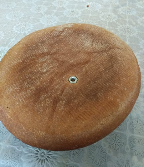 Волинянка знайшла гайку у теремнівському хлібі (фотофакт)