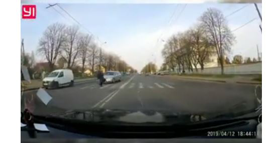У Луцьку на Рівненській авто мало не збило жінку на переході (відео)
