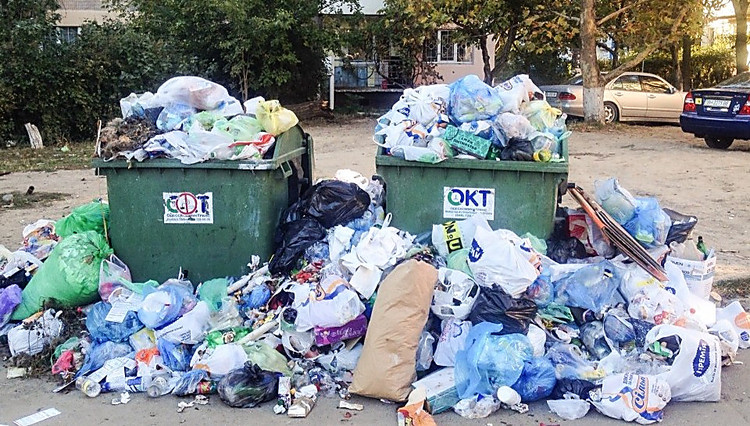Лучан закликають ділитися фото з дворів, де не прибирають сміття (відео)