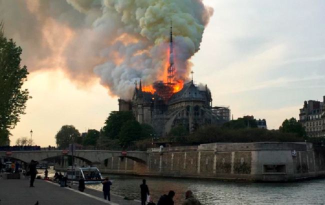 У Соборі Паризької Богоматері сталася пожежа