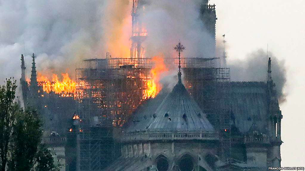 Пожежу в Соборі Паризької Богоматері загасили