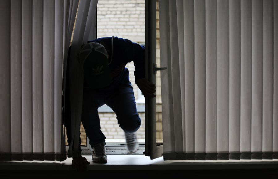 У Луцьку затримали злодіїв, які залізли в будинок через вікно