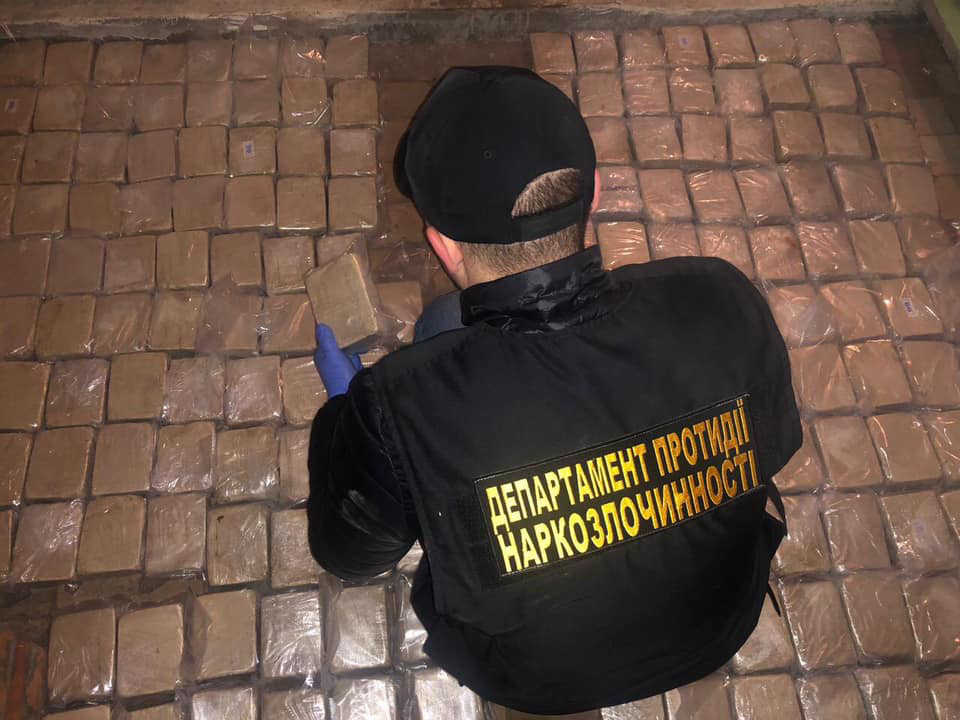 У Києві затримали іноземців із 300 кілограмами героїну (фото)