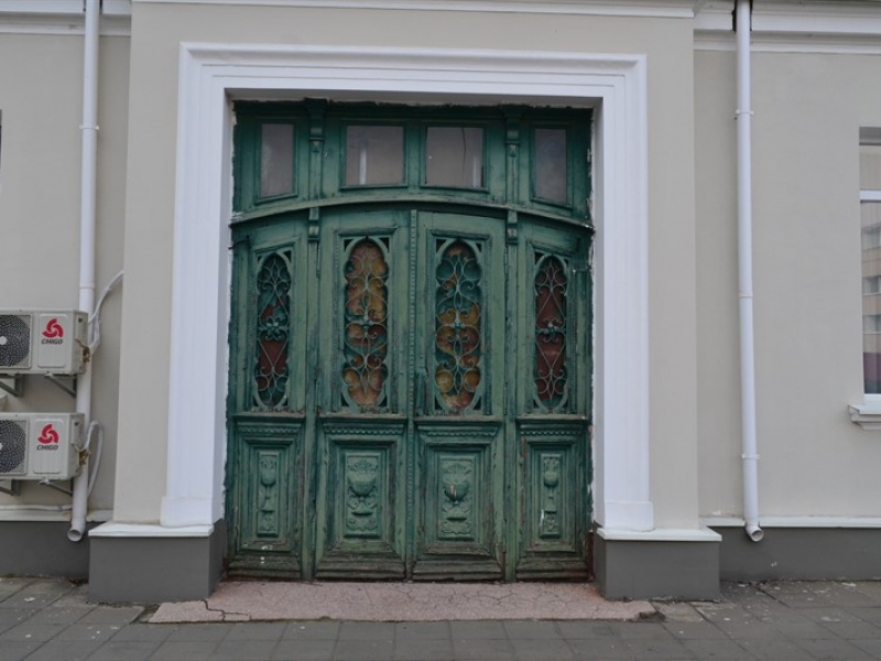 У Луцьку реставрують історичні двері та вікна