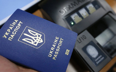 ID-картки і закордонні паспорти подорожчають: коли і наскільки
