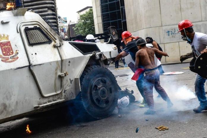 Путч у Венесуелі: у натовп протестувальників в’їхав бронетранспортер