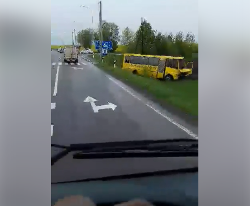 На Волині – смертельна аварія: зіткнулися шкільний автобус та вантажівка (відео)