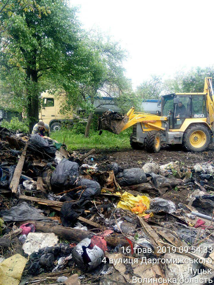У Луцьку муніципали знесли сараї та вивезли сміття 10-річної давності (фото)