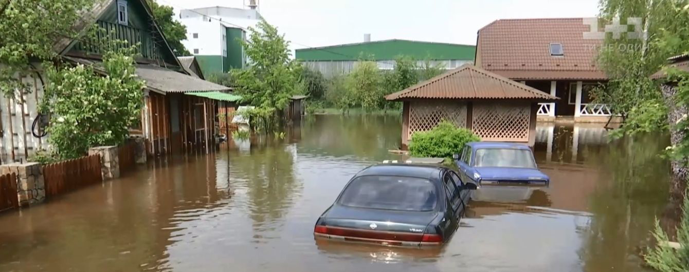 В хатах по коліна води: на Рівненщині затопило селище (відео)