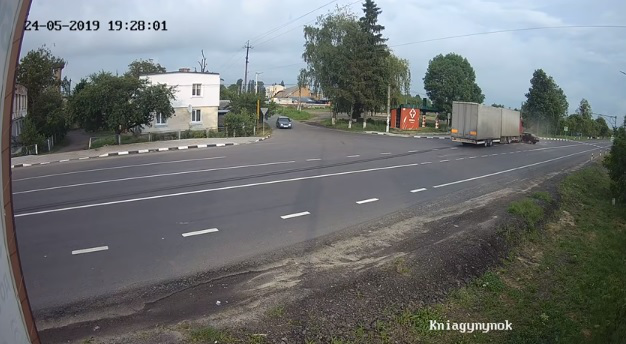 Аварія у Княгининку: вантажівка влетіла в легковик (відео)