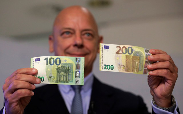 У Євросоюзі вводять в обіг нові купюри євро