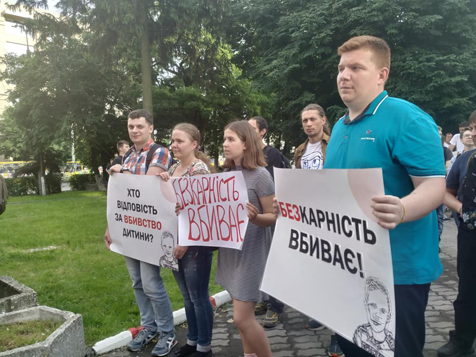 У Луцьку мітингувальники  вимагають відставки Авакова через смерть хлопчика (фото, відео)