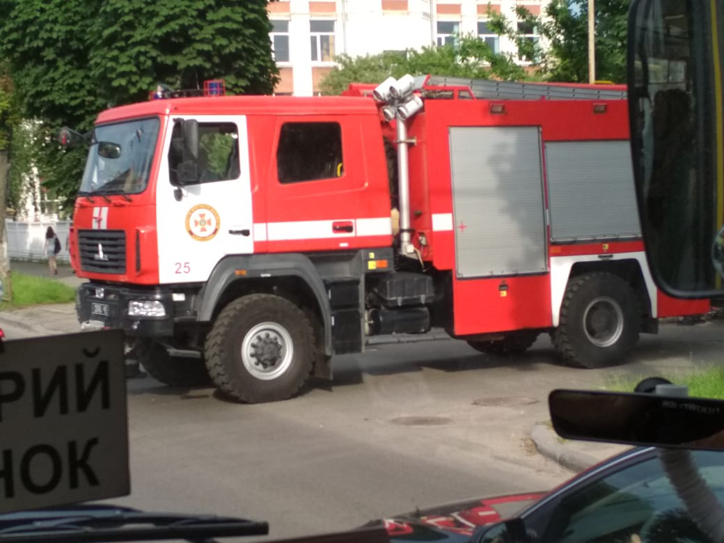 У Луцьку – ДТП: легковик не пропустив пожежну машину (фото)