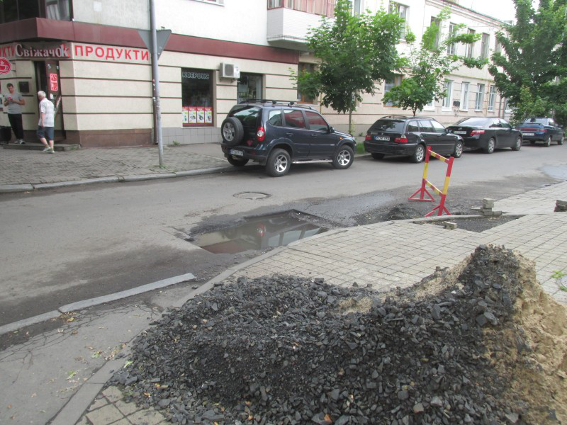 У Луцьку після ремонту теплотраси утворилася яма (фото)