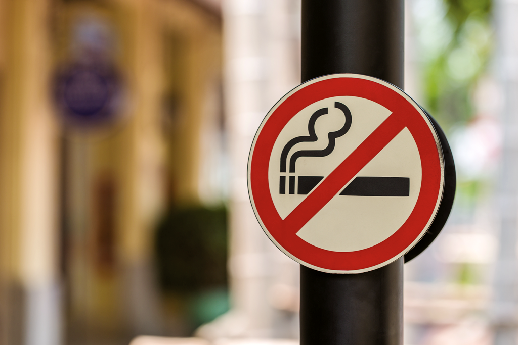 NO SMOKING: луцькі муніципали просять повісити таблички на зупинках