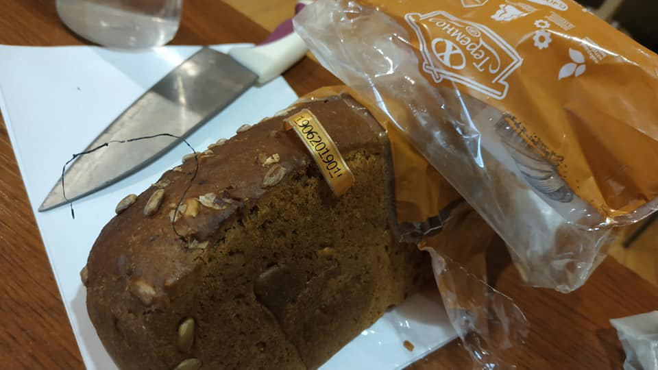 Лучанці обміняли запліснявілий хліб з «Теремно» на буханку з дротом (фото)