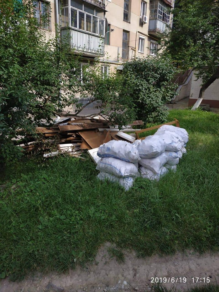 Лучанина покарали за будівельне сміття біля будинку