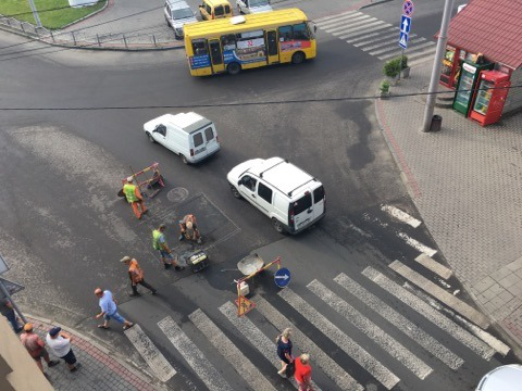У центрі Луцька латають дорогу (фото, оновлено)