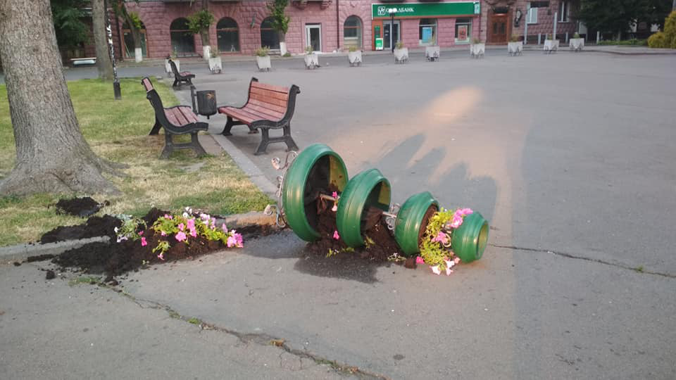 У Луцьку біля головного корпусу СНУ знищили квітники (фото)