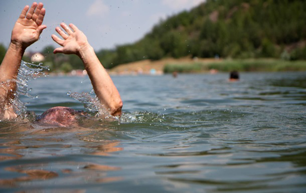 На Львівщині в озері втопився волинянин
