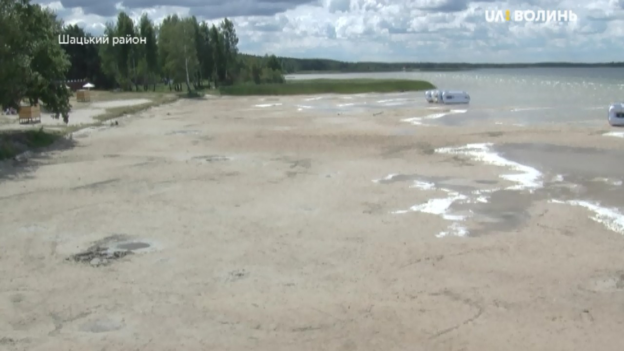 Плюс 25 метрів пляжу: озеро Світязь міліє (відео)