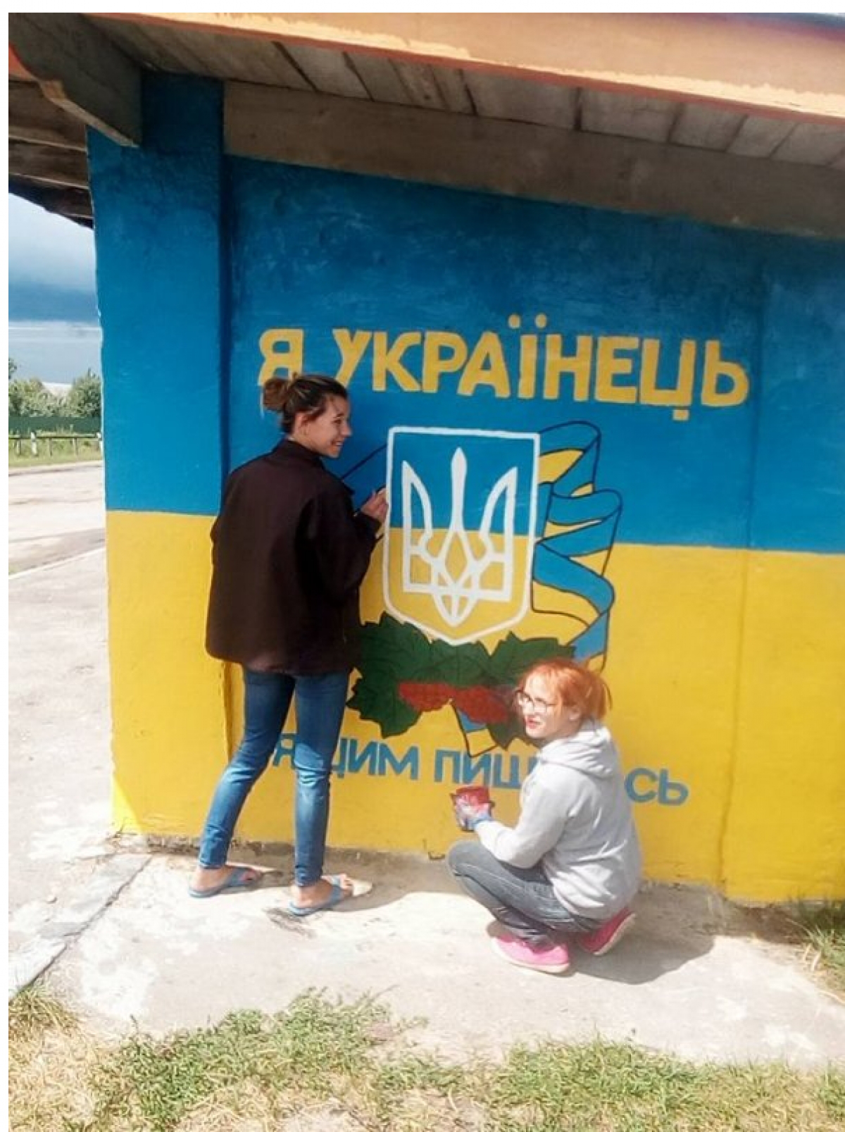 «Я українець. І я цим пишаюся»: на Волині креативно оформили зупинку (фото)