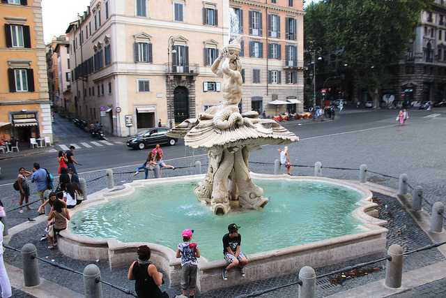 Турист отримав  550 євро штрафу за крадіжку монет із фонтану