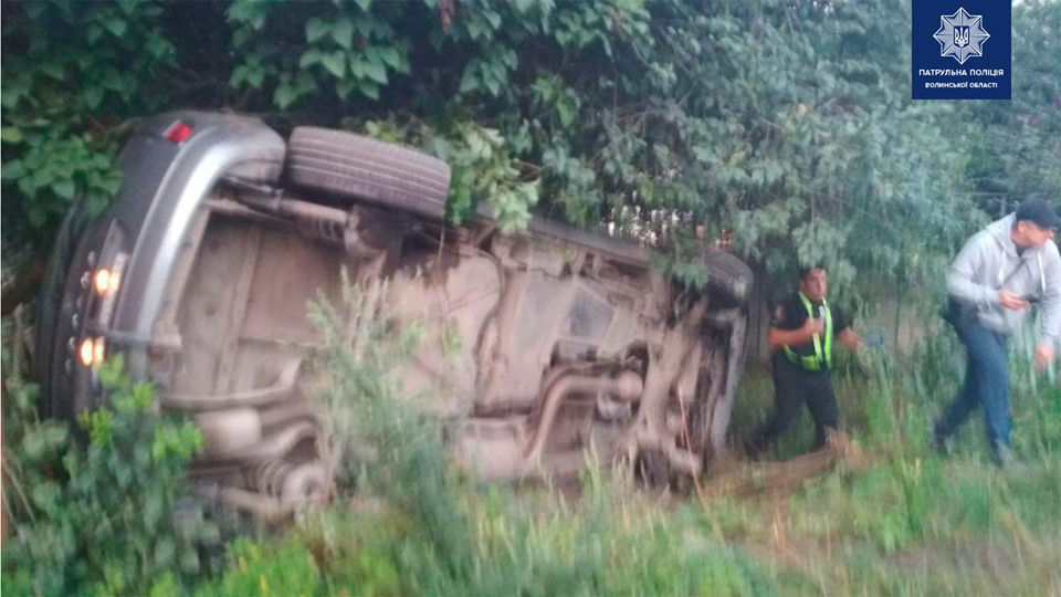 «П'яна» ДТП у Луцьку: авто в'їхало в огорожу та перевернулося (фото)