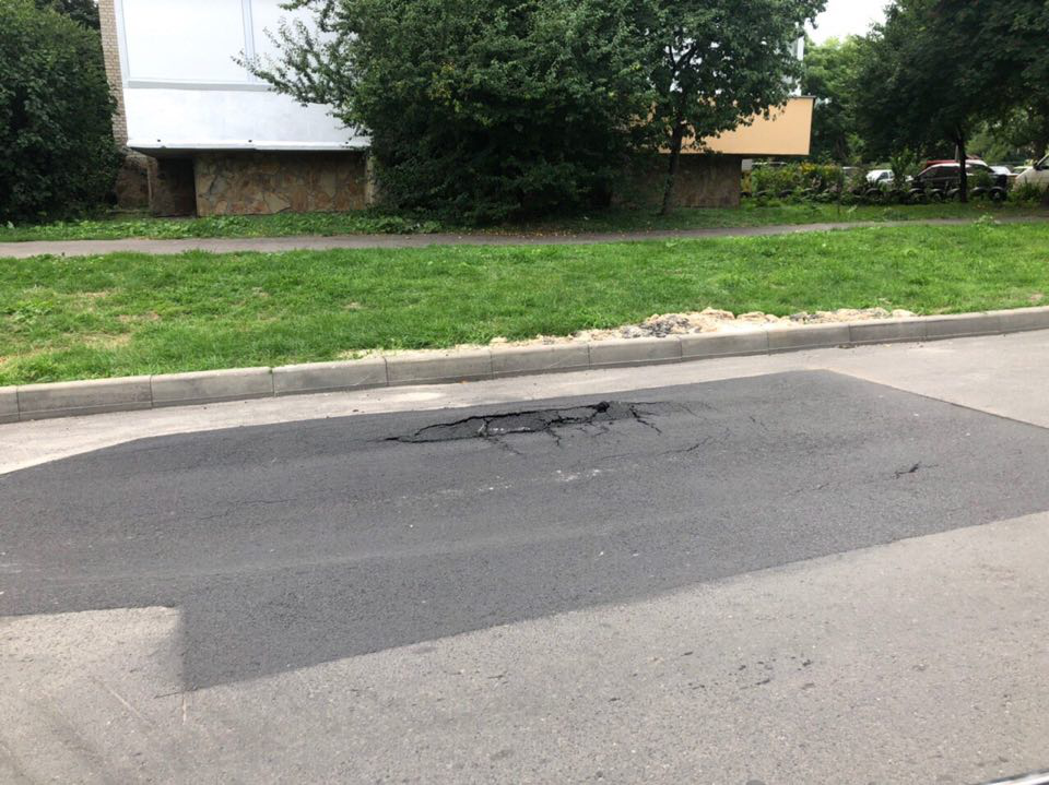 Ямка на свіжій латці: показали, як у Луцьку «ремонтують» дороги (фото)