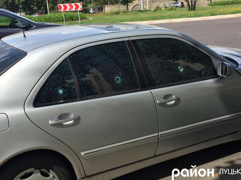 Луцька поліція взялася за обстріляний «Mercedes-Benz»