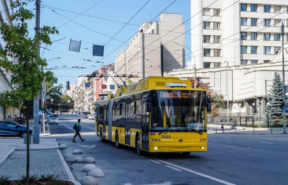 У Луцьку для Києва склали 19-метровий тролейбус (фото)