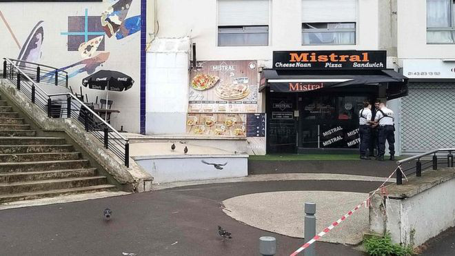 У Парижі відвідувач ресторану застрелив офіціанта через сендвіч